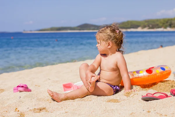 Menina brincando na praia — Fotografia de Stock