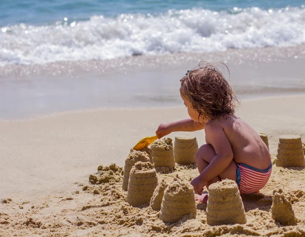 Menina brincando na praia — Fotografia de Stock