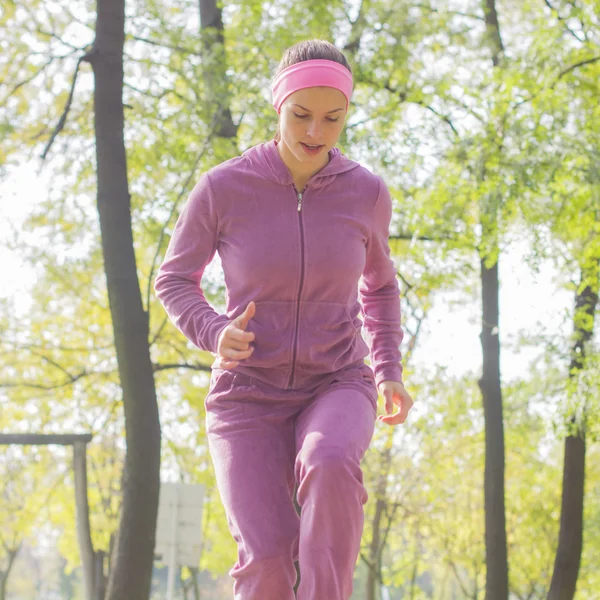 Fitness junge Frau läuft im Freien — Stockfoto