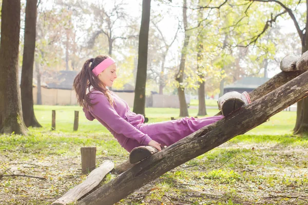 Młoda dama fitness ćwiczenia odkryty — Zdjęcie stockowe