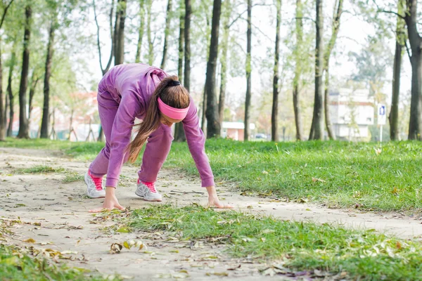 Fit жінка практикуючих — стокове фото