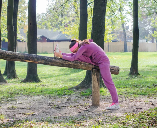 Přizpůsobit žena cvičí — Stock fotografie