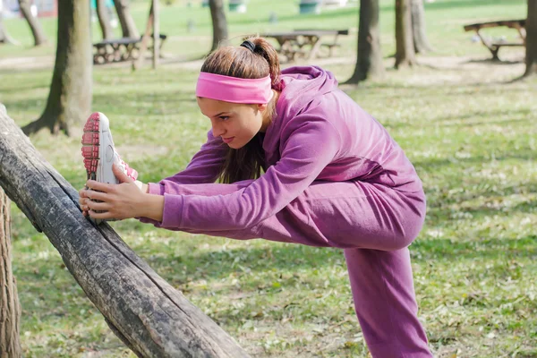 Fit vrouw beoefenen — Stockfoto