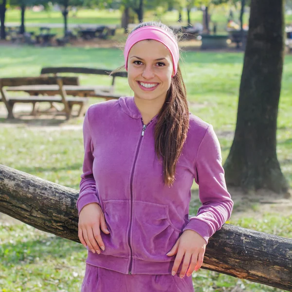 Fitness junge Frau Porträt im Freien — Stockfoto