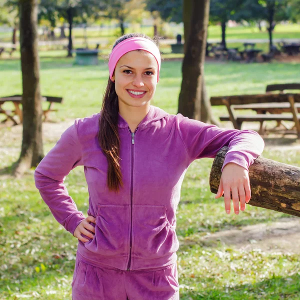 Fitness junge Frau Porträt im Freien — Stockfoto