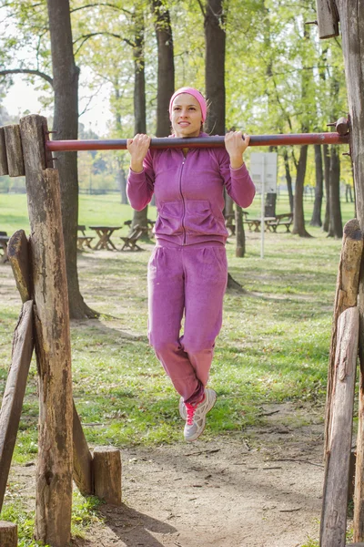 Fitness Mujer joven Ejercicio al aire libre — Foto de Stock