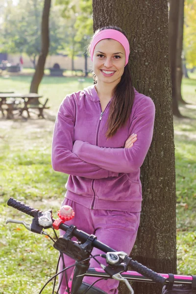 Portret młodej kobiety fitness odkryty — Zdjęcie stockowe