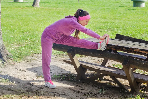 Fitte Frau übt — Stockfoto