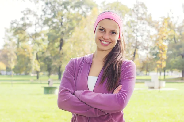 Fitness jonge vrouw portret buiten — Stockfoto