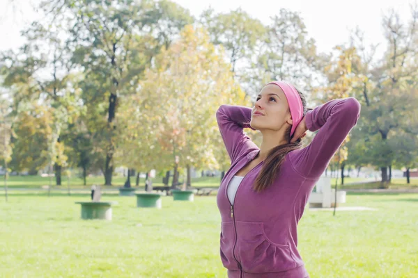 Fitness junge Frau Training im Freien — Stockfoto