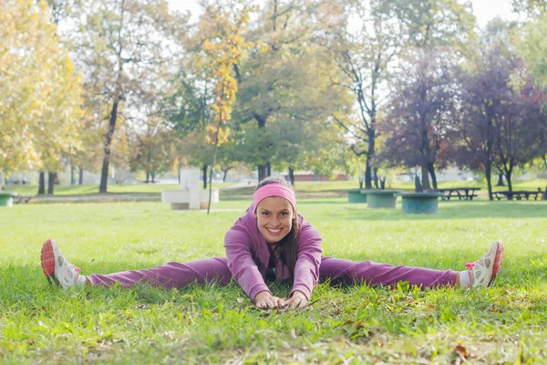 Fitness ung kvinna utbildning utomhus — Stockfoto