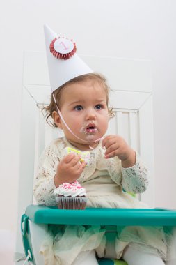 ilk doğum günü kutluyor 