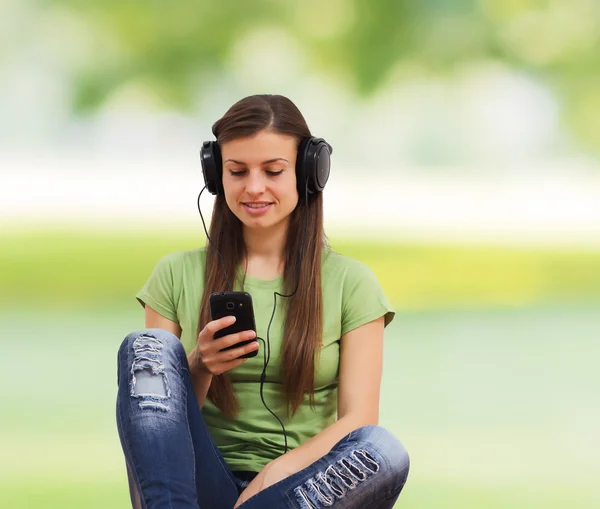 Fiatal nő mobiltelefont használ — Stock Fotó