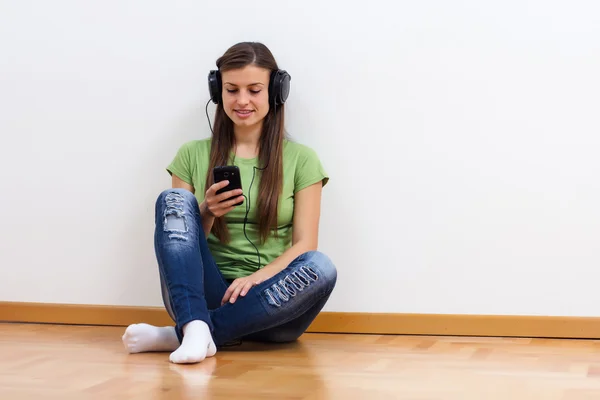 Jovem mulher usando telefone celular — Fotografia de Stock