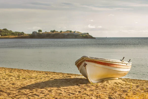 Fiskebåt på Sandy Beach — Stockfoto