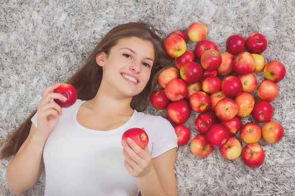 Glückliche Frau mit Apfeln — Stockfoto