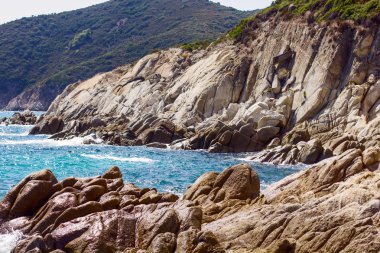 Sahil kayalar ile