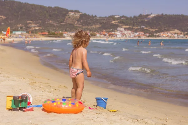 Fetita care se joaca pe plaja — Fotografie, imagine de stoc