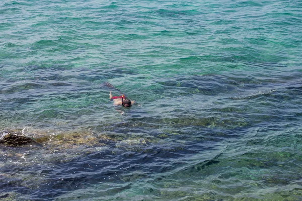 Snorkelen in de Turquoise zee — Stockfoto