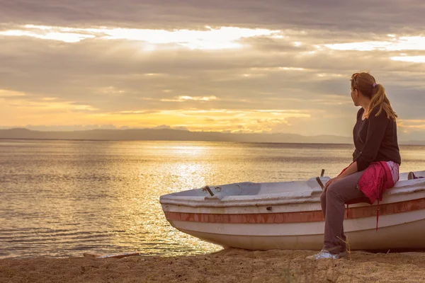 Mujer joven relajándose en la playa — Foto de Stock