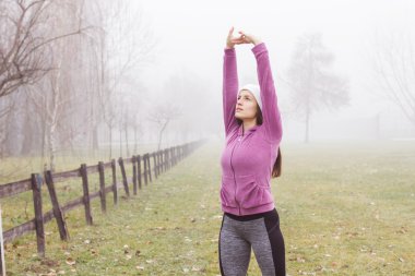 Fitness sportif kadın açık hava etkinliği