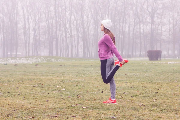 Fitness vrouw buiten oefening — Stockfoto