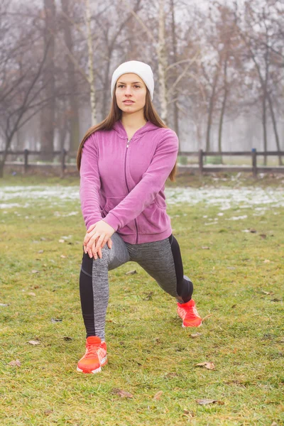 Fitness vrouw buiten oefening — Stockfoto