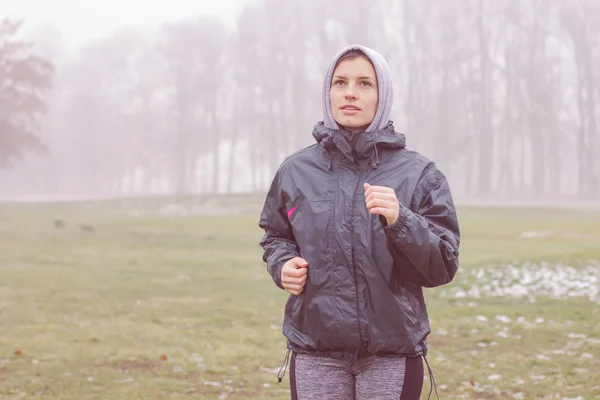 Fitness-Frau joggt im Freien — Stockfoto