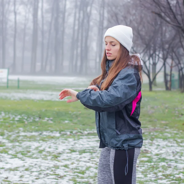 Fitness sportliche Frau im Freien — Stockfoto