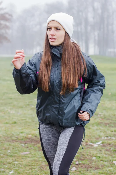 Fitness-Frau joggt im Freien — Stockfoto