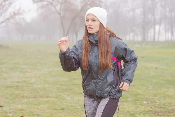 Fitness vrouw joggen buiten — Stockfoto