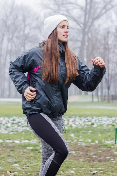 Fitness Mujer trotando al aire libre — Foto de Stock