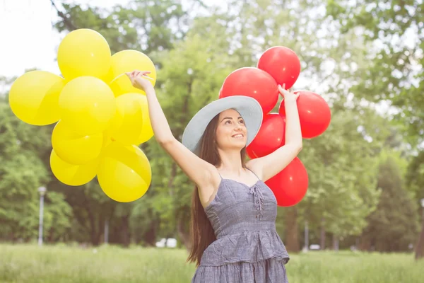 Felice bella spensierata giovane donna — Foto Stock