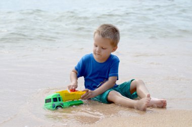 Küçük çocuk oynuyor.