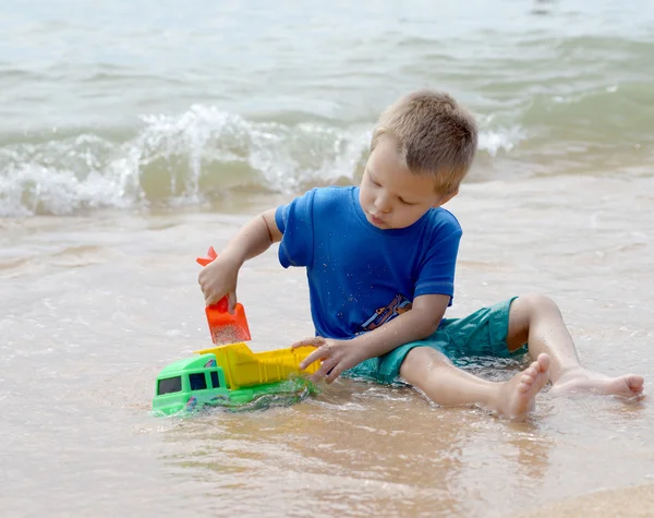 Küçük çocuk oynuyor.