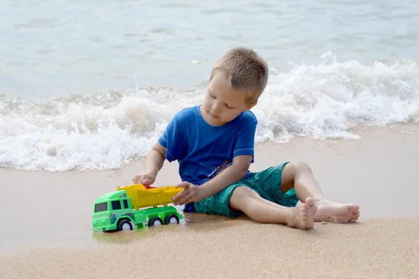 Küçük çocuk oynuyor.