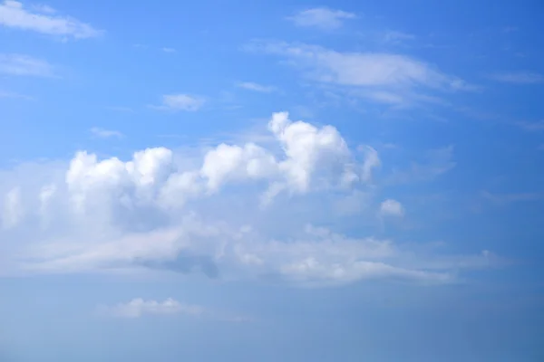 Mavi gökyüzü arkaplanı