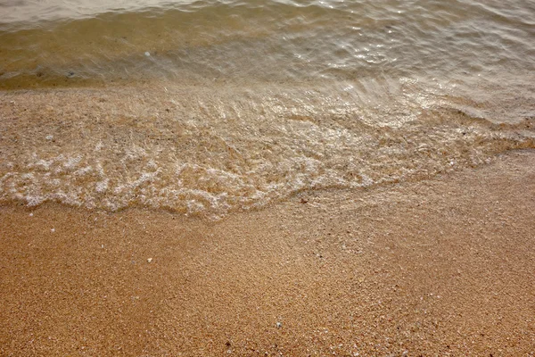 Areia e onda pequena — Fotografia de Stock