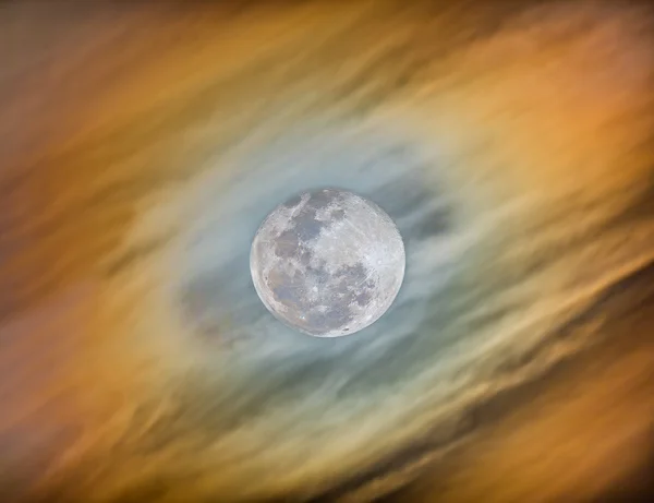 HDR opname van de halo rond de maan — Stockfoto