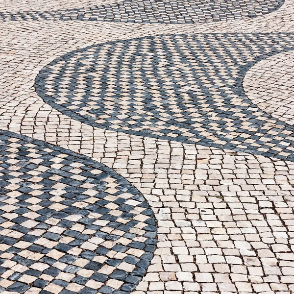 Jellegzetes macskaköves kézzel készített járda iin Lisszabon, Portugália — Stock Fotó