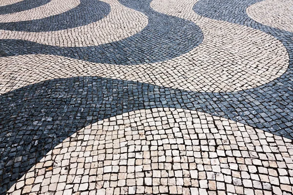 Pavimento típico de paralelepípedos feitos à mão iin Lisboa, Portugal — Fotografia de Stock