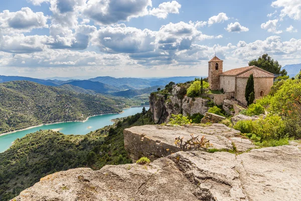 Перегляд Романська церква Санта-Марія де місті Siurana — стокове фото