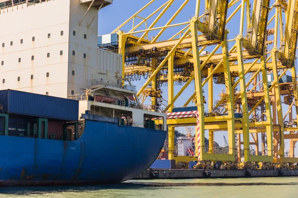 Frachtschiff belädt Container — Stockfoto