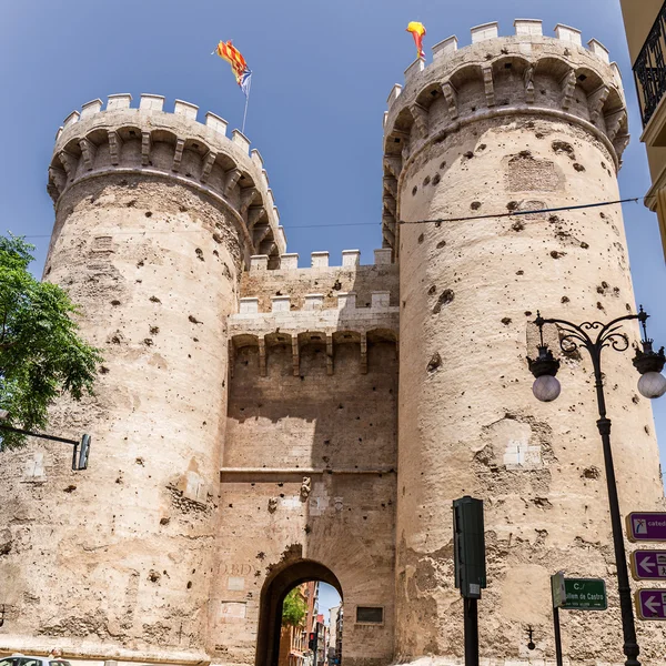 Quart torens met geweerschoten van de onafhankelijkheidsoorlog van dat land in Valencia. — Stockfoto