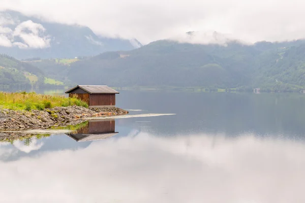 Cabina in legno sulla riva di un fiordo a Vorway — Foto Stock