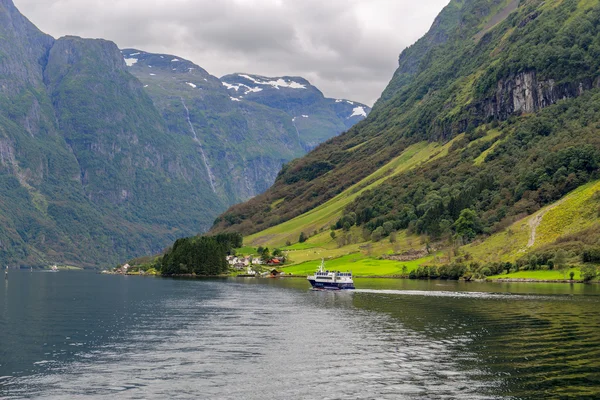 Μικρό χωριό στις όχθες της το στο Aurlandsfjord στη Νορβηγία — Φωτογραφία Αρχείου