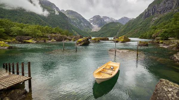 Barco em um lago perto de Buerbreen Glacier, Noruega — Fotografia de Stock