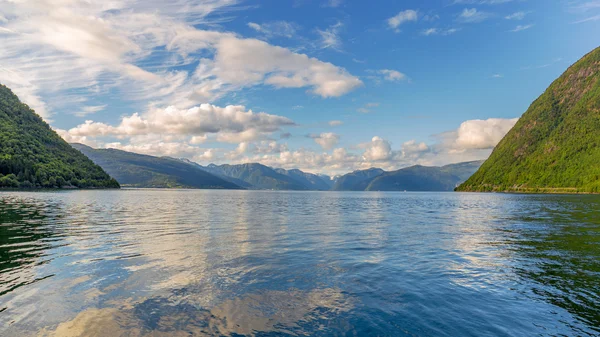 Vista do outro lado do Sognefjord da aldeia de Vik, Noruega — Fotografia de Stock