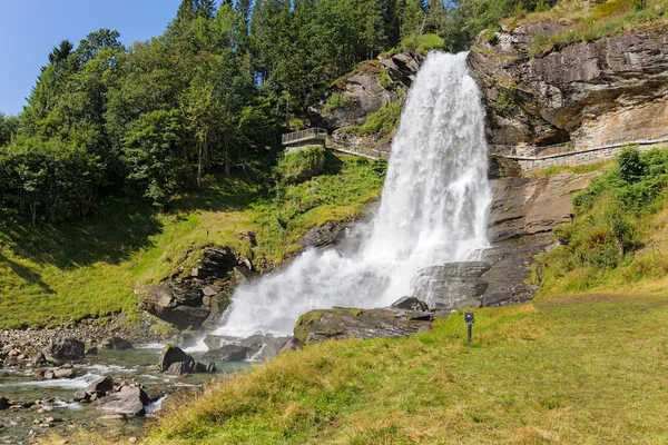 Cachoeira Steinsdalsfossen em Hordaland, Noruega — Fotografia de Stock