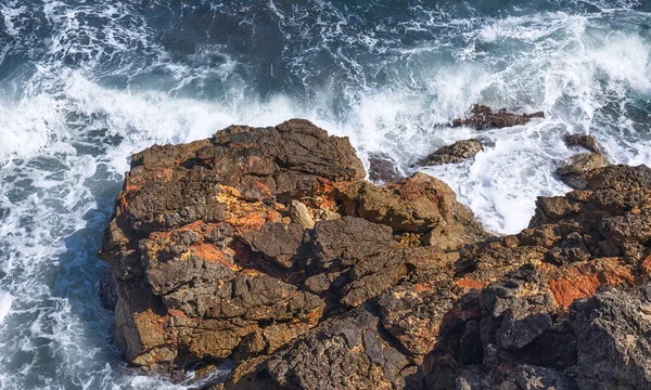 Top View Waves Crashing Enorme Rocky Promontory Amewtlla Mar Costa — Stockfoto